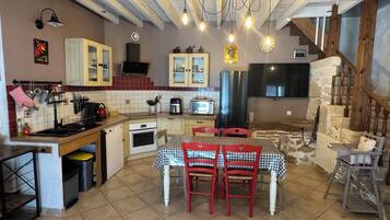 Jääkaappi, mikroaaltouuni, uuni, liesi