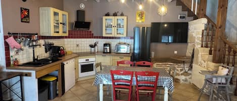 Kylskåp, mikrovågsugn, ugn och spishäll