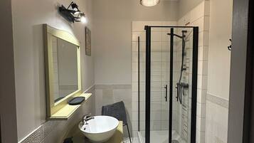 Douche, sèche-cheveux, papier toilette