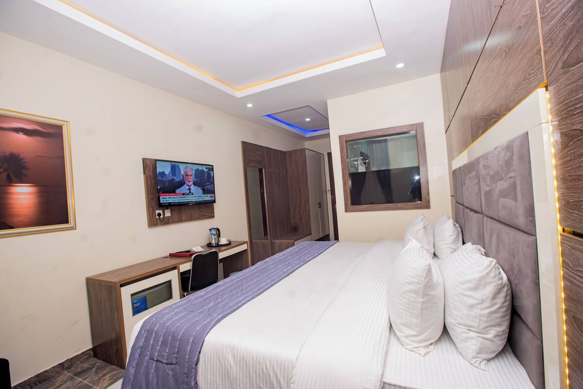 Desk, laptop workspace, free WiFi