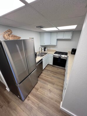 Fridge, microwave, oven, stovetop - Relax Inn - Seamist 156 (Port Aransas)