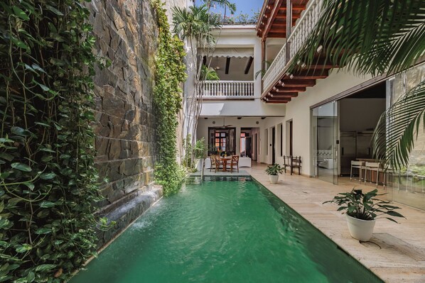 Utomhuspool och uppvärmd pool