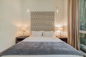 7 quartos, cofres nos quartos, escrivaninha, berço de viagem