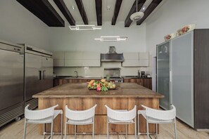 Kylskåp, mikrovågsugn, ugn och kaffe- och tebryggare