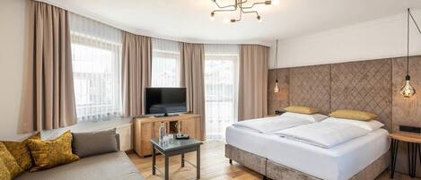 1 bedroom, in-room safe, desk, travel cot