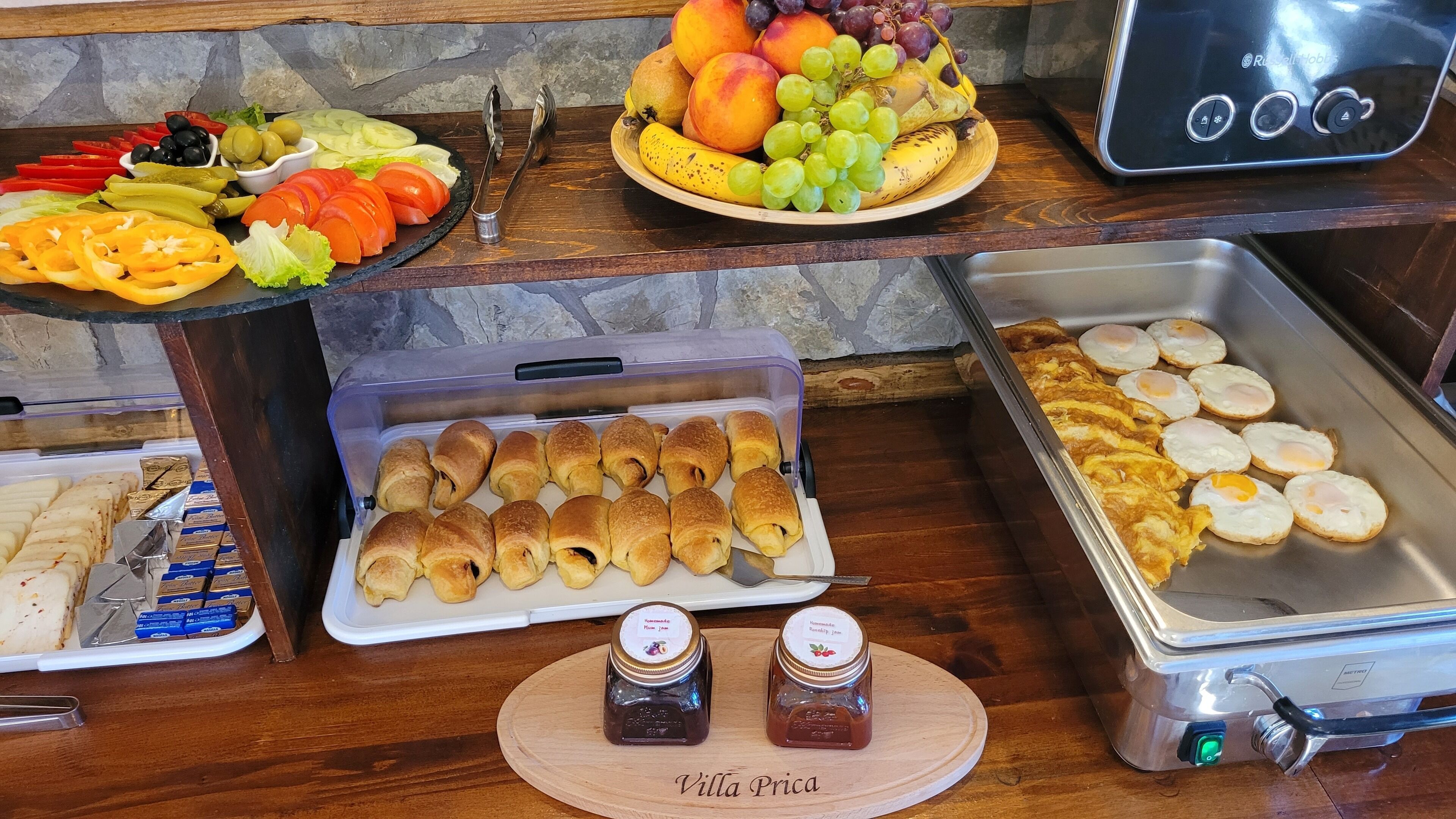 Ein reichhaltiges Buffet mit verschiedenen Speisen, darunter Obst, Gemüse, Gebäck und Eier.