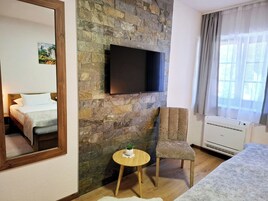 Minibar, escritorio, sistema de insonorización y wifi gratis 