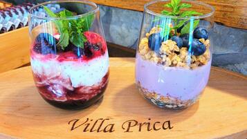 Dois copos de parfait sobre uma tábua de madeira com o texto "Villa Prica".