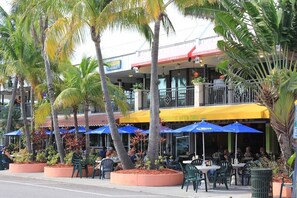 Outdoor dining - Renovated Kingston Arms 2brm Ground floor Walk to beach (St. Armands Circle)