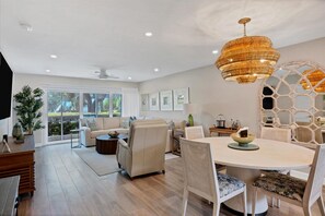 Interior - Renovated Kingston Arms 2brm Ground floor Walk to beach (St. Armands Circle)