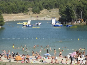 Solstolar och strandhanddukar