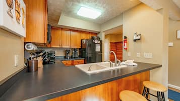 Frigorifero, microonde, forno, piano cottura