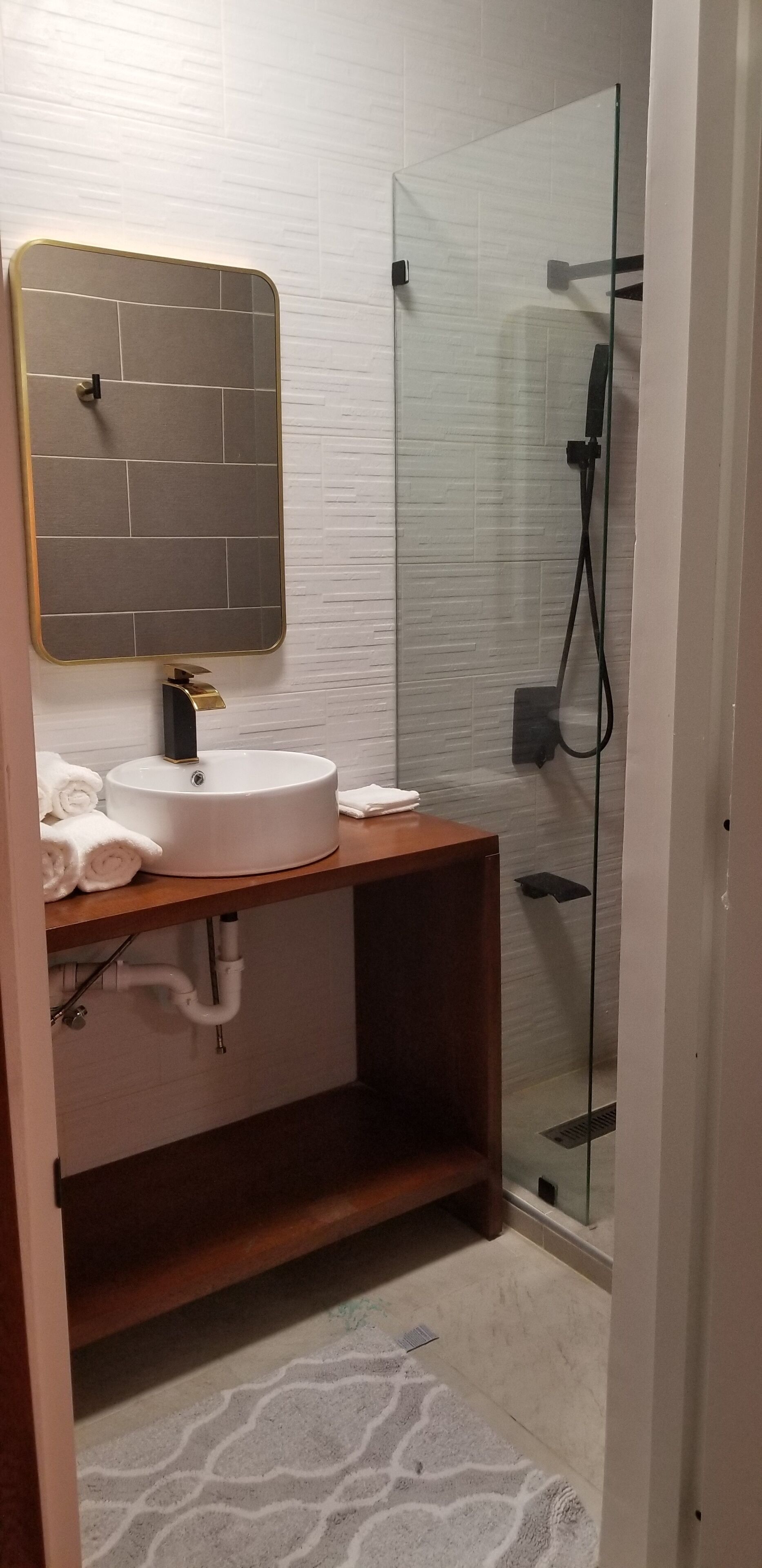 Douche, sèche-cheveux, serviettes fournies, savon