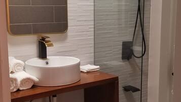 Douche, sèche-cheveux, serviettes fournies, savon