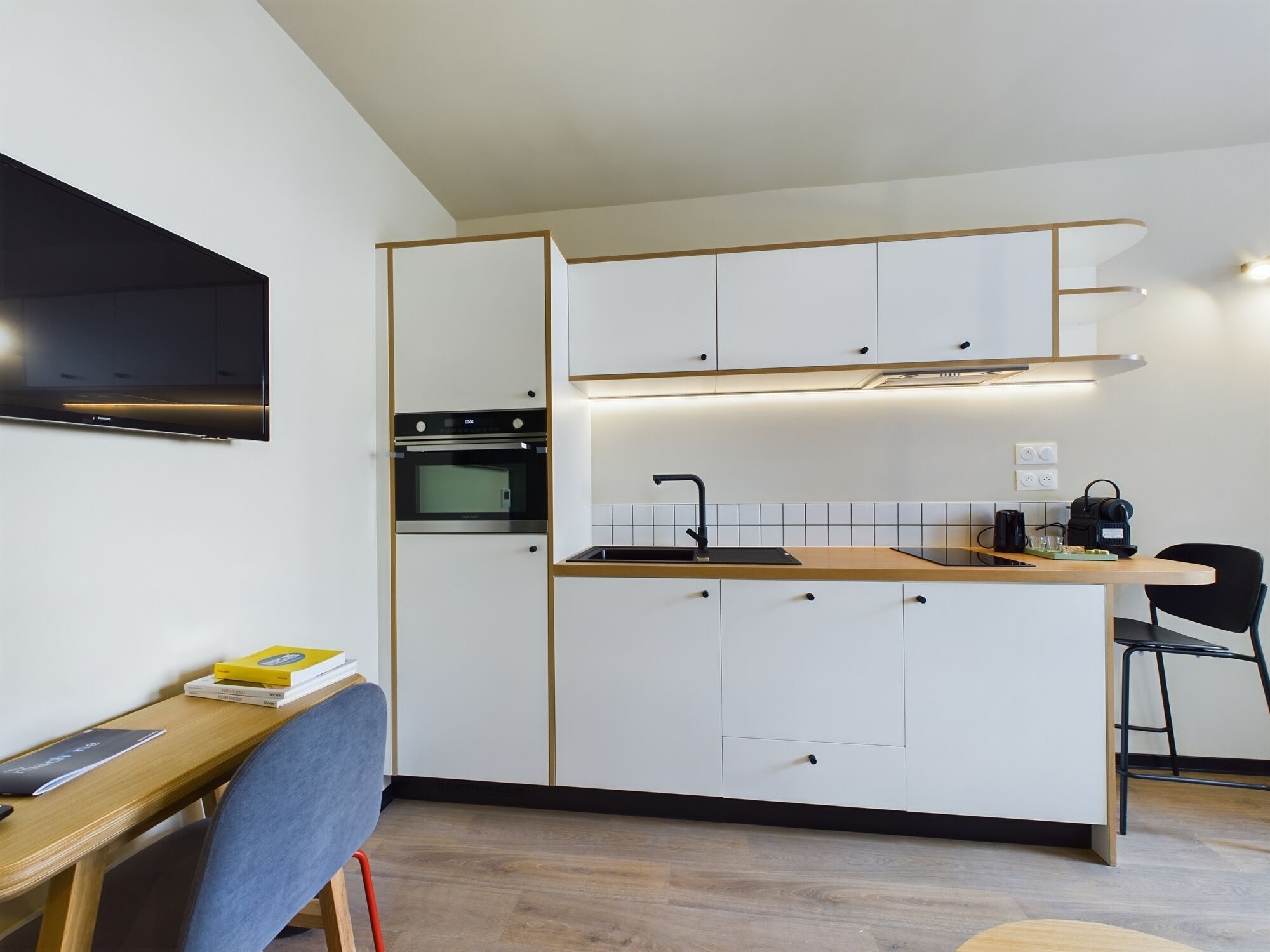 Appart M Standard | Cuisine privée | Machine à expresso, cafetière/bouilloire, bouilloire électrique