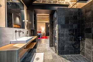 Haartrockner, Handtücher, Seife, Toilettenpapier