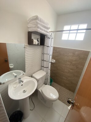 Towels, soap, shampoo, toilet paper - Barkada Room- New Apartment in Palompon (Palompon)