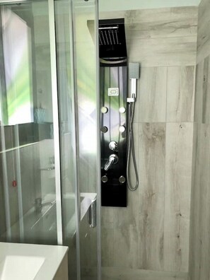 Dusche, Haartrockner, Bidet, Handtücher