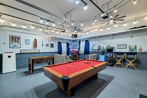 Games room - Minutes from KALAHARI and CAMELBACK, 
LAKEFRONT RETREAT!  Sleeps10+, GameRm (Long Pond)