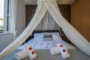 Artdeco Luxury Suites #A2 | 1 phòng ngủ, trang trí khác biệt