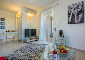 Artdeco Luxury Suites #A1 | Área de sala de estar | Televisión LCD 