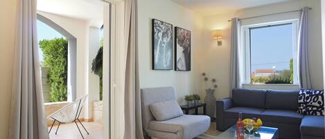 Artdeco Luxury Suites #A1 | Opholdsområde | LCD-tv