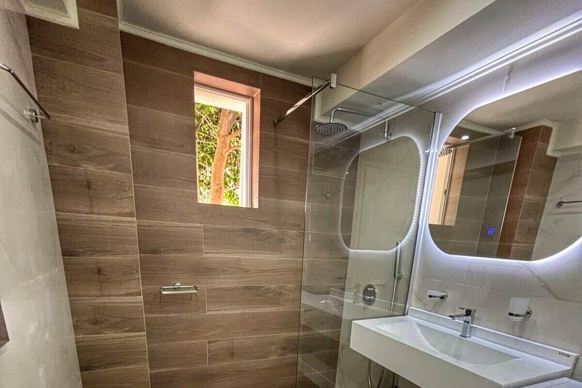 Une salle de bain moderne équipée de toilettes, d’un lavabo et d’un lave-linge.