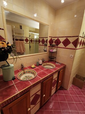 Doccia, asciugamani, sapone, shampoo