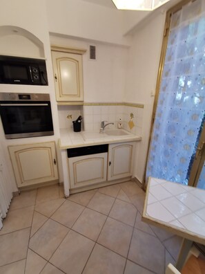 Frigorifero, microonde, forno, piano cottura