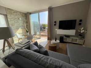 Smart TV, caminetto, impianto stereo
