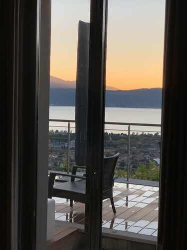 Deluxe Sunrise Sky Terrace, Designapartment & Fantastic Lake View M2