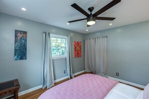 5 bedrooms, iron/ironing board, travel crib, WiFi - Charming mid-century home with huge patio close to Rupp, UK, and Keeneland (Lexington)
