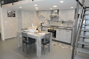 Fridge, microwave, oven, stovetop - House SantaFè Appartamento al centro storico (Catania)