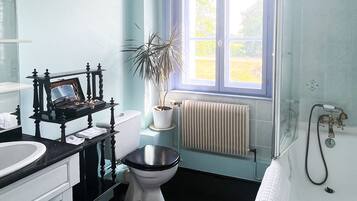 Articles de toilette gratuits, sèche-cheveux, serviettes fournies
