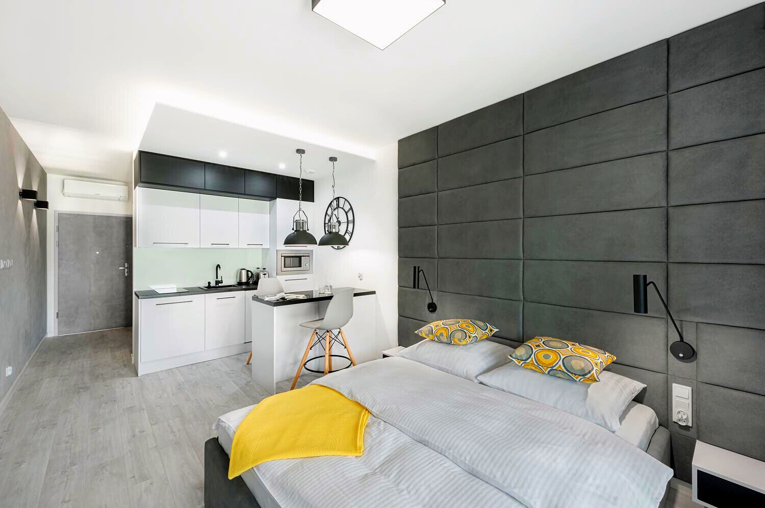 Un dormitorio moderno con una cama grande, mesitas de noche y un armario empotrado.