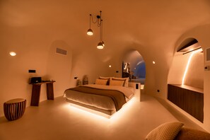 Premium bedding, minibar, in-room safe, individually decorated - Twenty One Suites (Santorini)