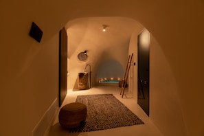 Exclusive Double Room, Jetted Tub, Indoor Private Pool | 1 makuuhuone, ylelliset vuodevaatteet, minibaari, tallelokero huoneessa