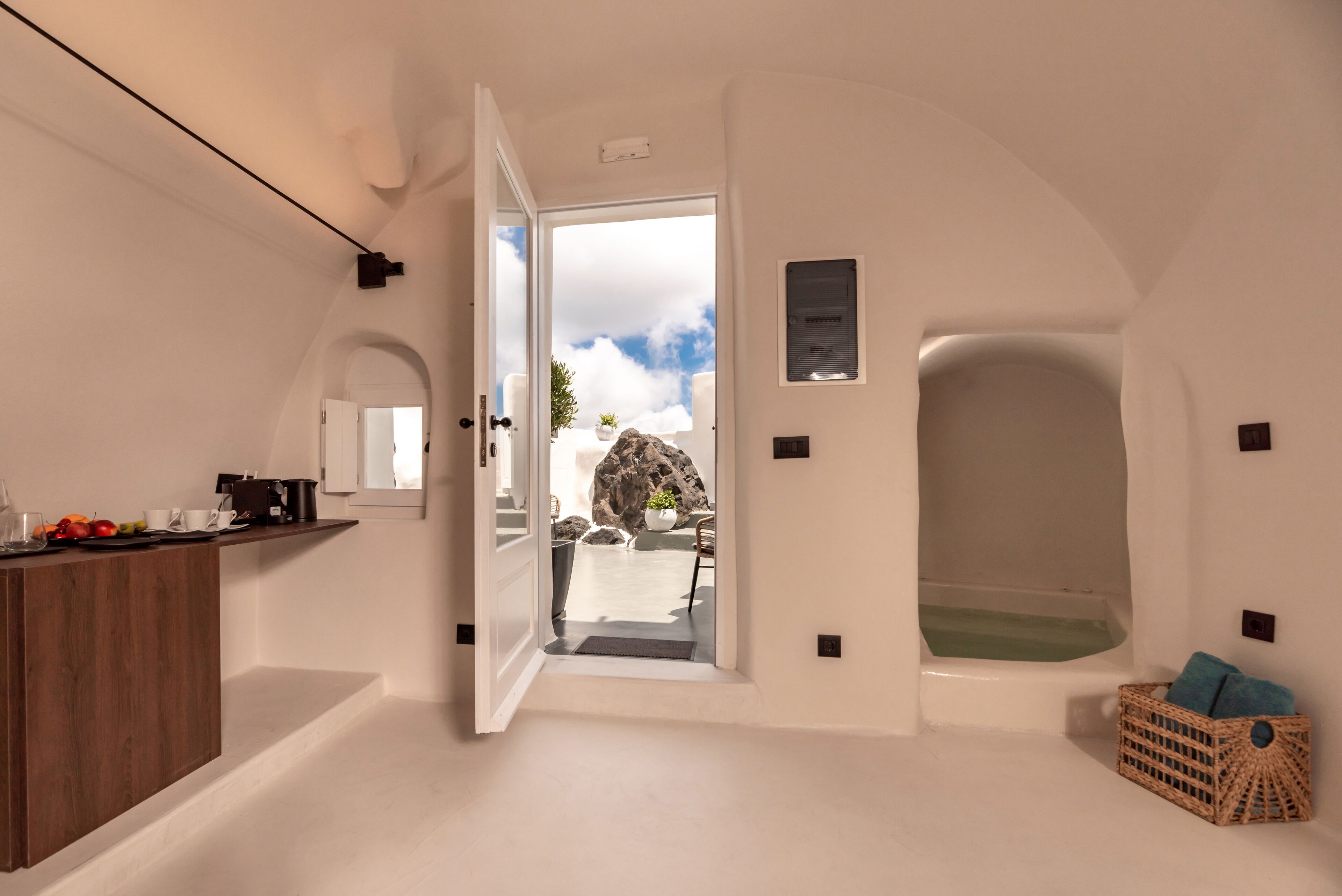 Exclusive Double Room, Jetted Tub, Indoor Private Pool | Bộ đồ giường cao cấp, minibar, két bảo mật tại phòng 