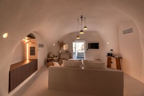 Honeymoon Double Room, Indoor Private Pool, Jetted Tub, Sea View | Premium bedding, minibar, in-room safe, individually decorated - Twenty One Suites (Santorini)