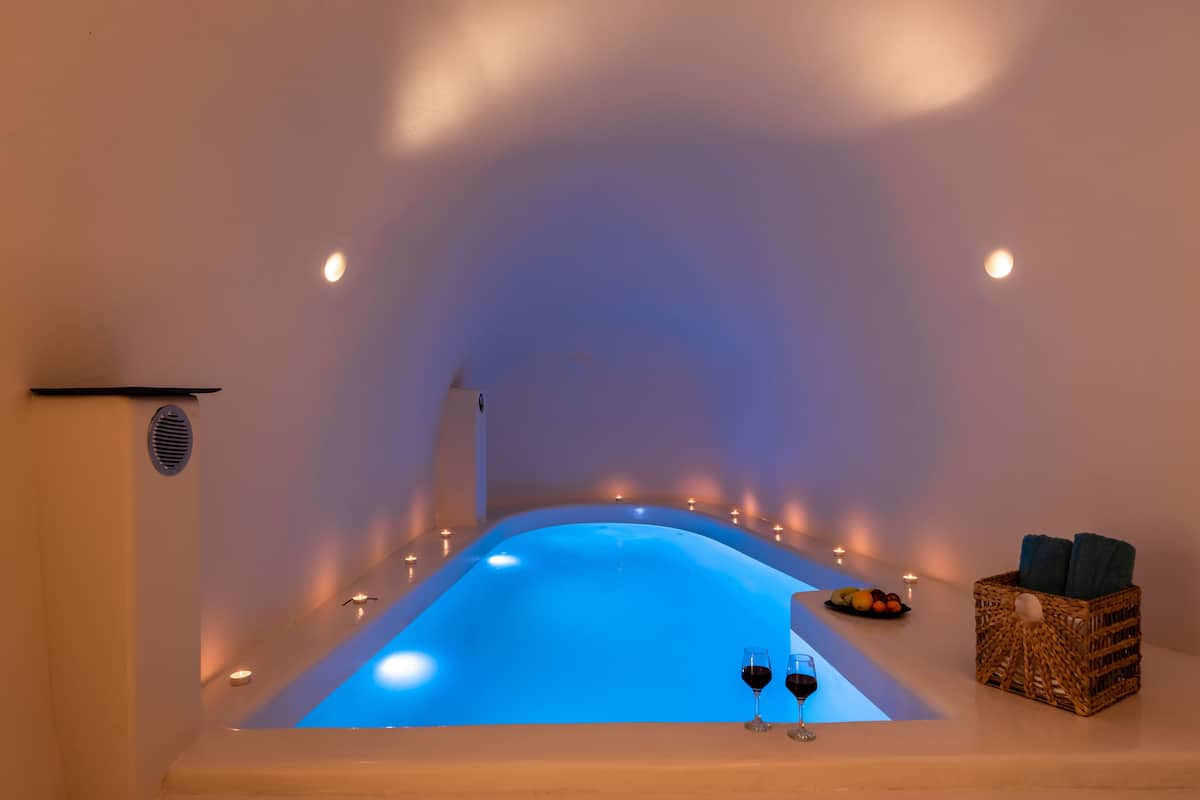 Honeymoon Double Room, Indoor Private Pool, Jetted Tub, Sea View | Ropa de cama de alta calidad y minibar