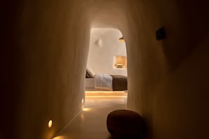 Exclusive Double Room, Jetted Tub, Indoor Private Pool | Biancheria da letto di alta qualità, minibar, una cassaforte in camera