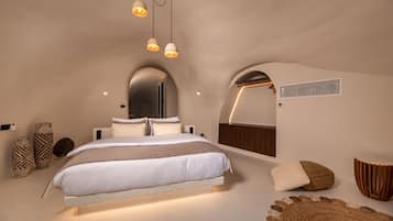 Honeymoon Double Room, Indoor Private Pool, Jetted Tub, Sea View | Bộ đồ giường cao cấp, minibar, két bảo mật tại phòng