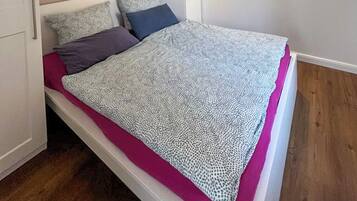 6 slaapkamers, een strijkplank/strijkijzer, reisbedje, gratis wifi