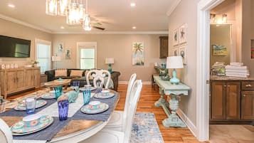 House, 3 Bedrooms, Balcony, Garden View | Dining room