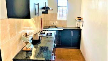 Jääkaappi, leivänpaahdin, keittoastiat/astiat/ruokailuvälineet