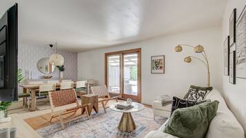 Televisor intel·ligent i taula de tennis de taula