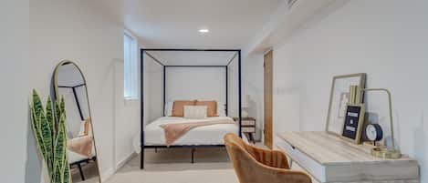 5 bedrooms, desk, iron/ironing board, travel crib