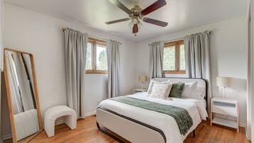 5 dormitoris, escriptori i planxa i posts de planxar