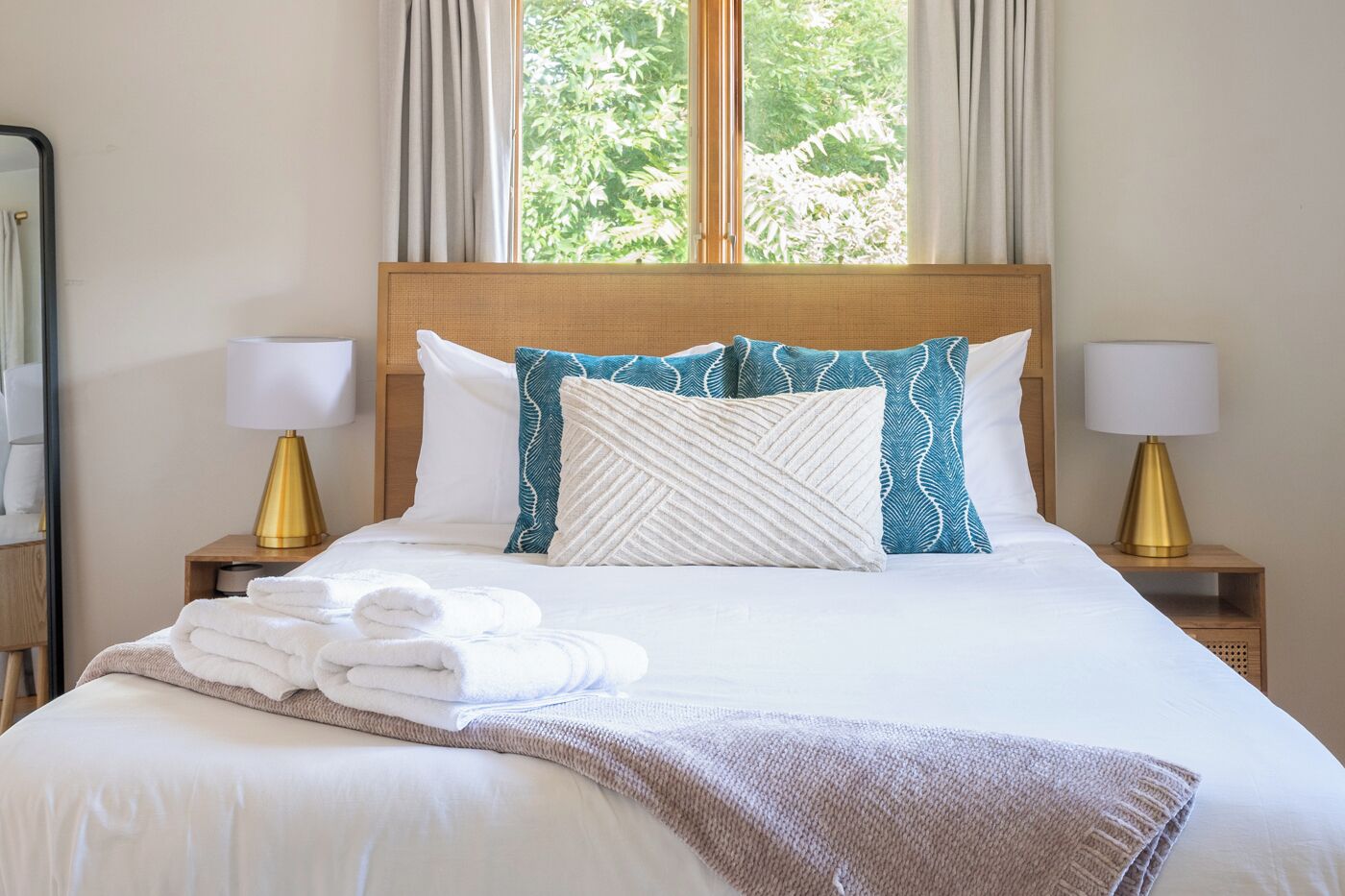 5 bedrooms, desk, iron/ironing board, travel crib