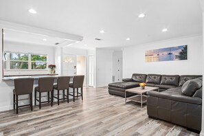 Smart TV, DVD player, music library - Naples Dream Escape 4BR Home, heated pool, 10min from Beach (Naples)